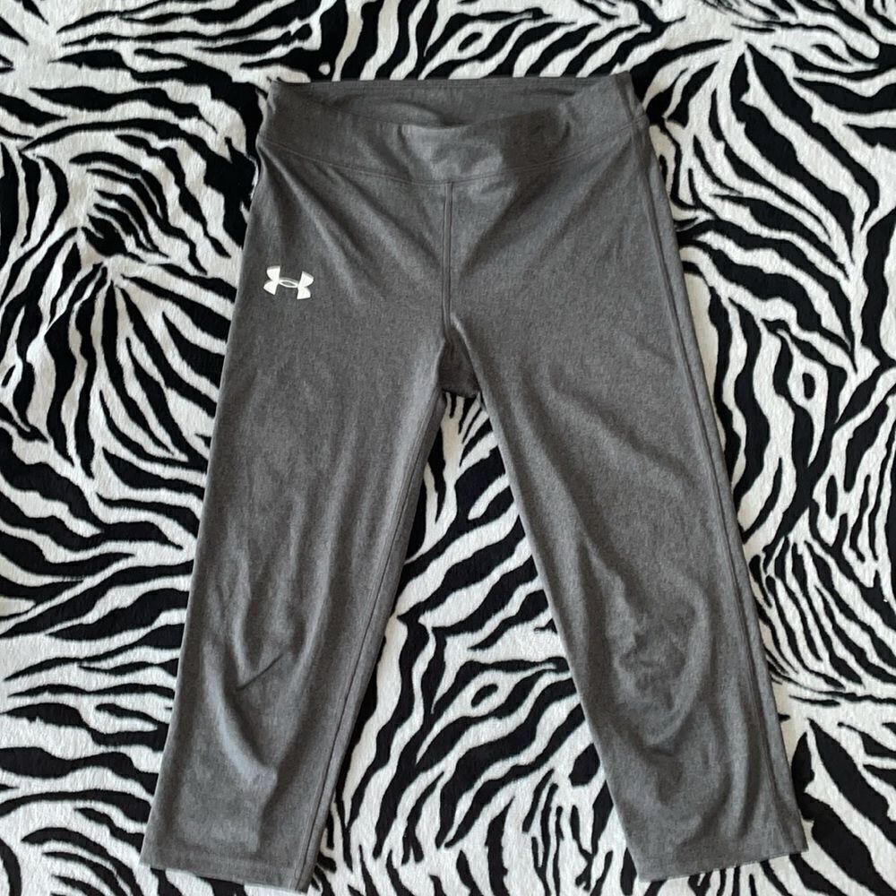 Under armour grey Capris yoga pants workout fitness leggings exercise heat gear